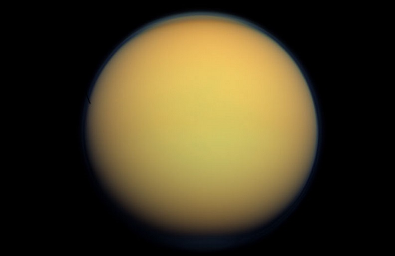 HAZY HAVEN Titan may get its hazy atmosphere (shown in natural color in this image from NASA’s Cassini spacecraft) from organic molecules warmed by the decay of radioactive elements in the moon’s core.